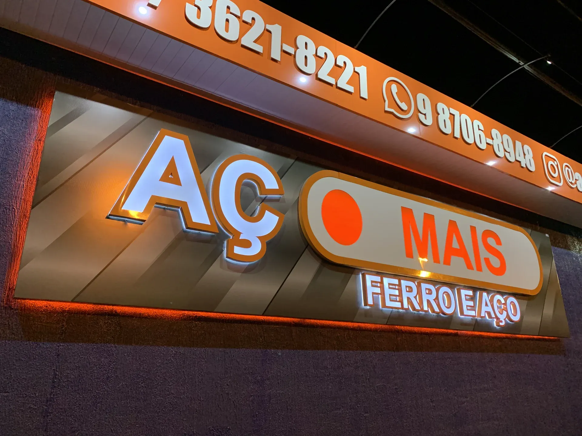 Fachada com letreiro luminoso da loja Aço Mais Ferro e Aço em Itajubá